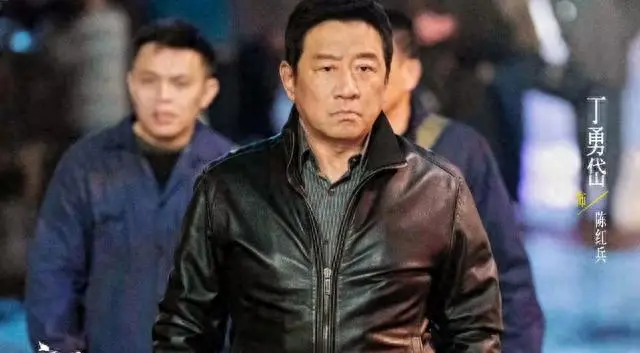 《方圆八百米》第十八集陈辉自首引爆旧案线索，丁月境外汇款单成关键物证 | 资讯配图